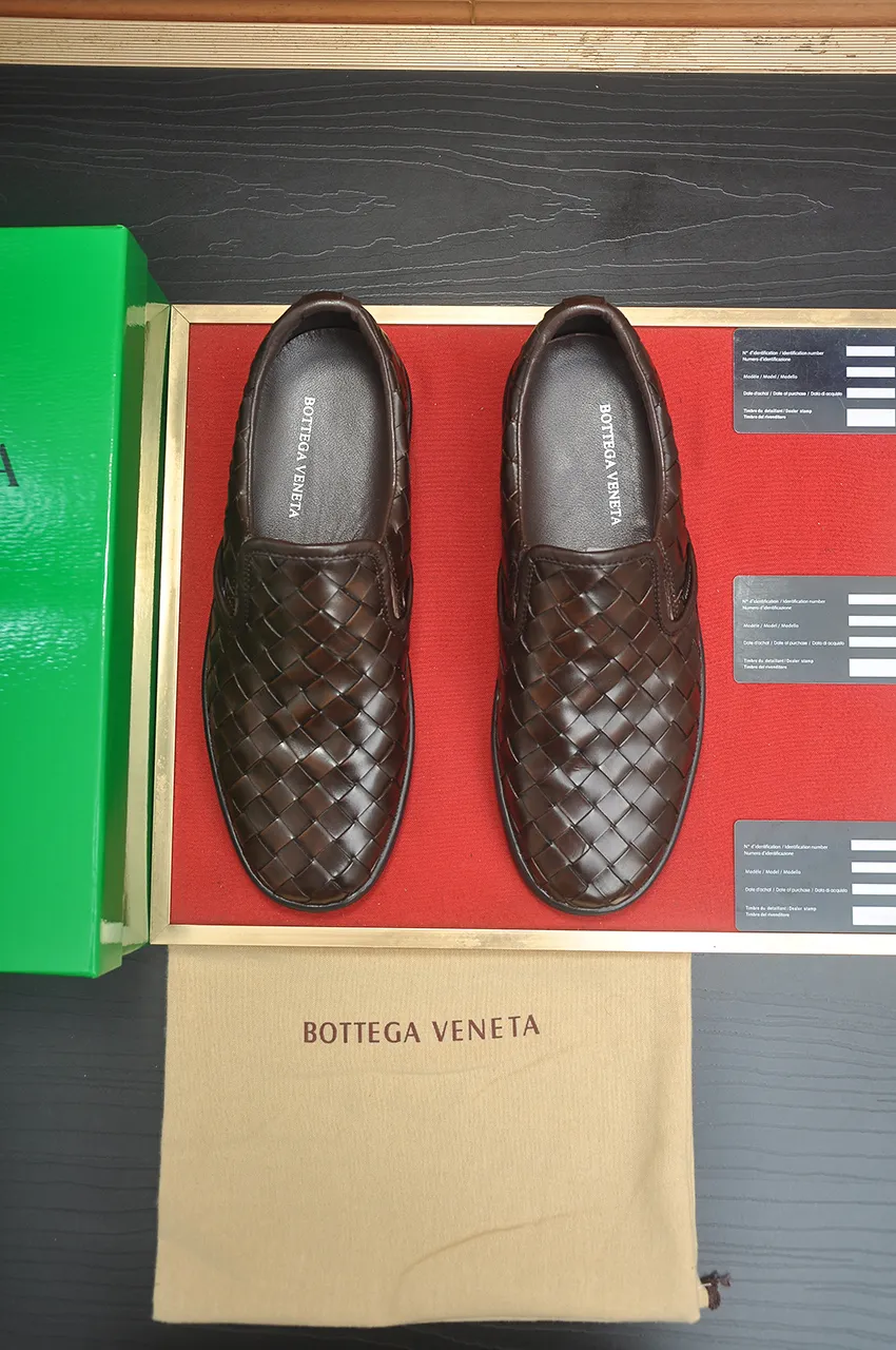 Men's shoes💰540💶【BV】Official website men's shoes👊🏻Cow leather braid🔰Cow leather lining rubber outsole🔲Counter 1:1 quality The identity of every successful man🍃The upper and solemn feet🚶🏻🚶🏻High-end custom counter original replicas📯Imported cowhide purely hand-woven🐂The last will not change regardless of wind or rain🔘Stand the verification of time🔍️Code number: 39-45 (45 custom-made)